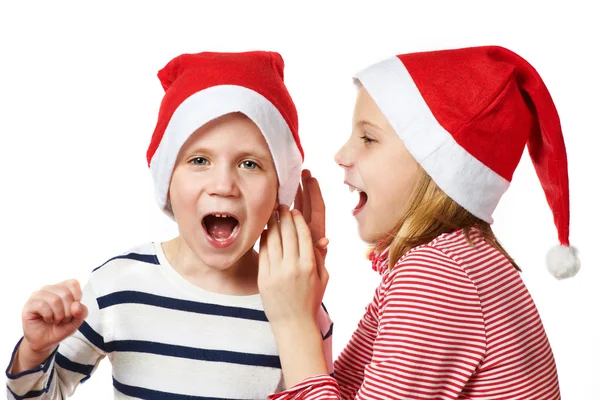 Ragazza e bambino in cappello di Babbo Natale — Foto Stock