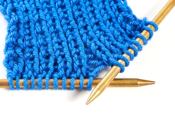 Deux rayons avec tissu de laine tricoté isolé macro — Photo