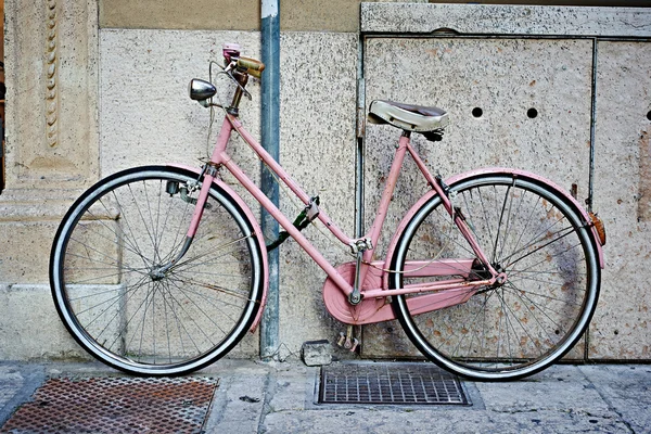 Rosafarbenes Retro-Fahrrad — Stockfoto