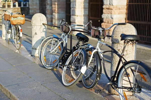 Vélos garés dans les rues de la ville européenne — Photo