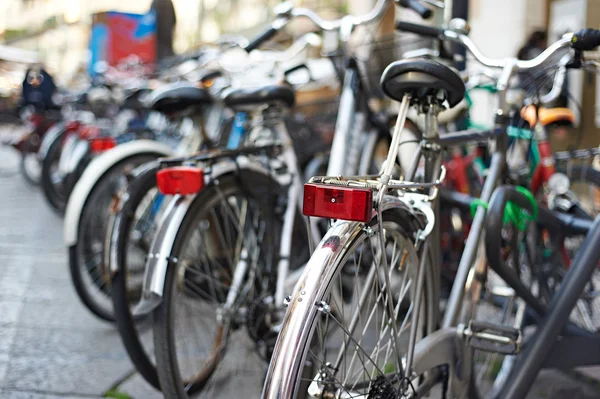 Красивые велосипеды на улицах города — стоковое фото