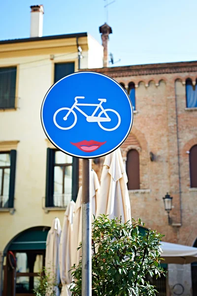 Знак велосипедної доріжки з посмішкою — стокове фото