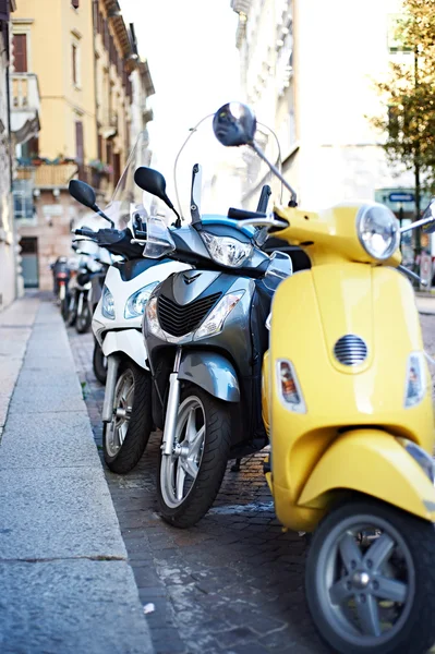 Scooters sur rue de la ville — Photo