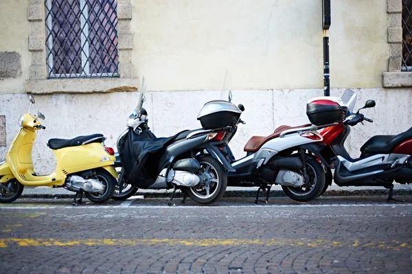 Scooters en la calle de la ciudad — Foto de Stock