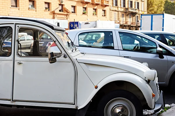 Mobil tua di jalan kota modern — Stok Foto