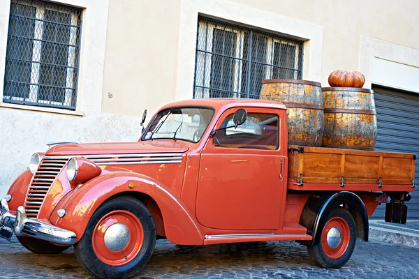 Vintage red van with old wooden barrels of wine — Stock Photo, Image