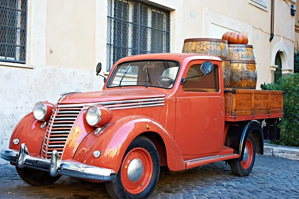 Vintage red van with old wooden barrels of wine — Stock Photo, Image