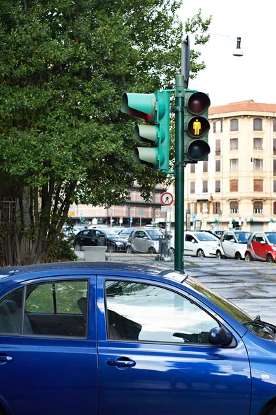 行人在十字路口上的黄色交通灯 — 图库照片