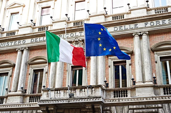 Drapeau de l'Italie et de l'Europe unie sur le gouvernement à Rome — Photo