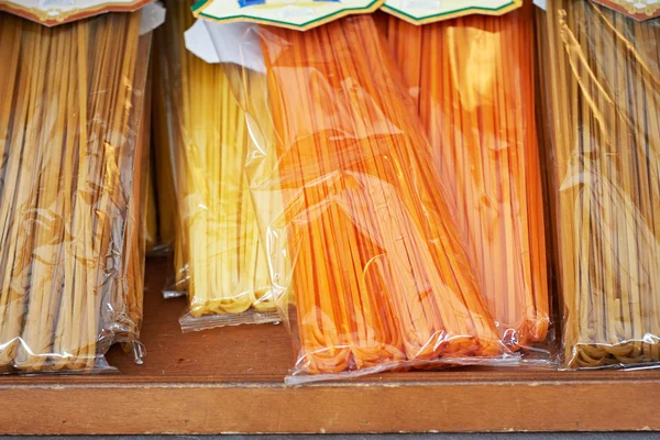 Italienische Spaghetti auf Ladentheken — Stockfoto