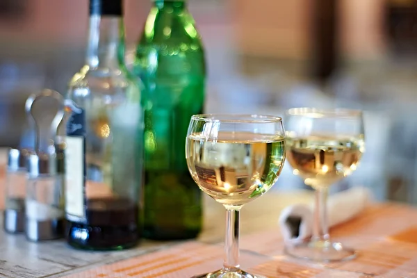 Glasses of white wine on cafe — Stock Photo, Image