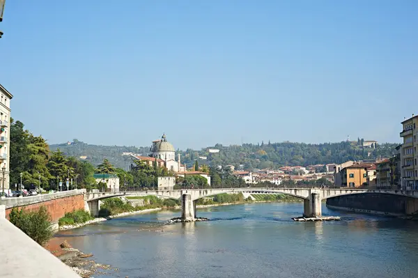 Pont à Vérone sur la rivière Adige — Photo