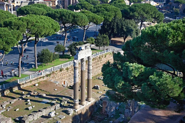 Historical ruins and monuments in streets of Rome — Stock Photo, Image