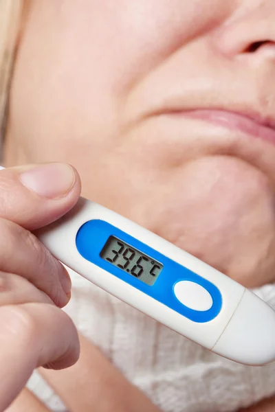 Hand van zieke vrouw met digitale thermometer — Stockfoto