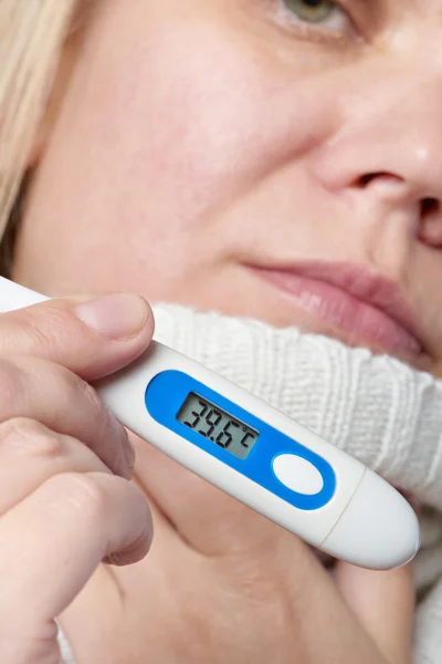 Mão de mulher doente segurando termômetro digital — Fotografia de Stock