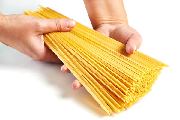 Hand som håller spaghetti isolerade — Stockfoto