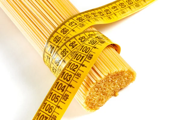 Espaguetis y cinta métrica —  Fotos de Stock