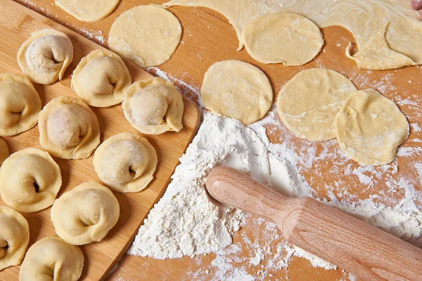 Russian dumplings and cookware — Stock Photo, Image