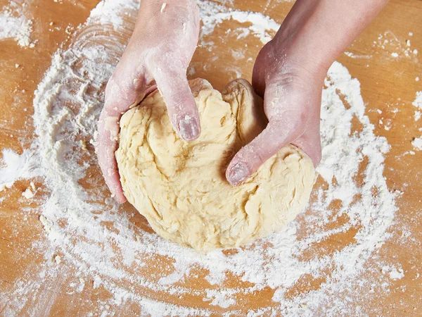 Teig kneten — Stockfoto