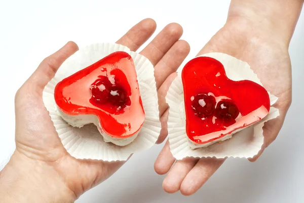 Galaretka w kształcie serca ciasta w ręce miłośników — Zdjęcie stockowe
