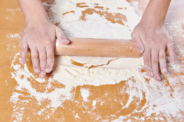 Chica preparar la masa con rodillo en la mesa de la cocina — Foto de Stock