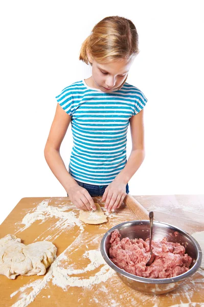 Menina amassa massa de farinha para torta na mesa de cozinha isolada — Fotografia de Stock