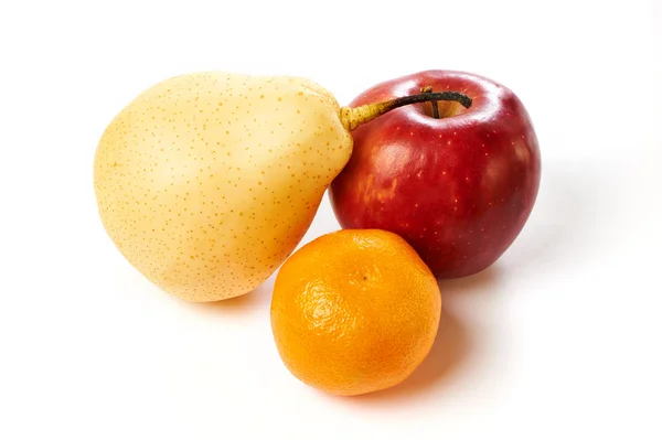 Peer, appel en tangerine geïsoleerd — Stockfoto