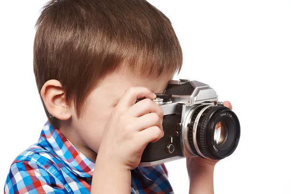 Pequeño niño fotógrafo disparo con cámara SLR aislado —  Fotos de Stock