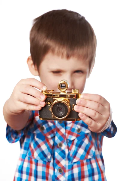 Pequeño reportero fotógrafo disparando con cámara retro de oro —  Fotos de Stock