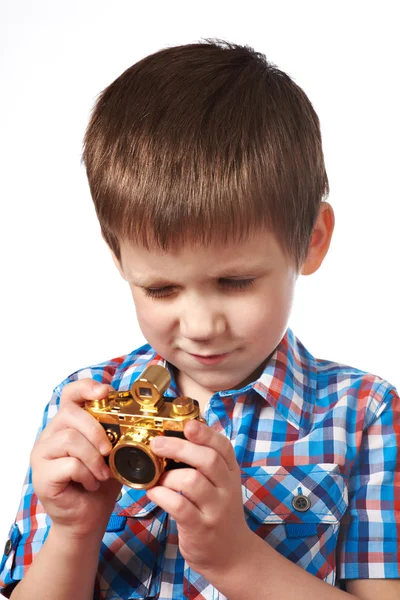 Liten pojke med guld retro kamera isolerade — Stockfoto