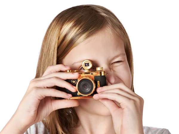 Fotógrafo menina tira foto câmera retro isolado — Fotografia de Stock