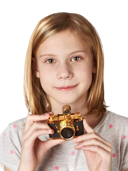 Chica fotógrafa con cámara dorada retro — Foto de Stock