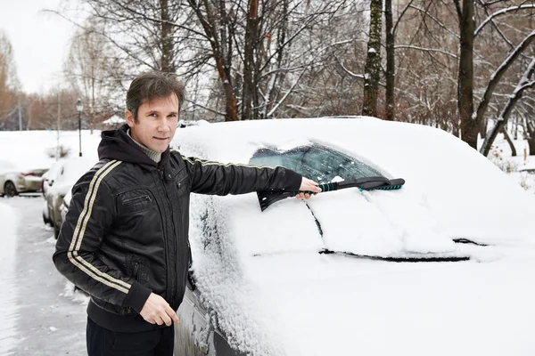 Driver med penseln Rengör bil från snö — Stockfoto