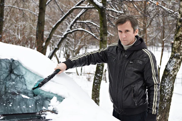 Kierowca z pędzla czyści samochodu ze śniegu — Zdjęcie stockowe