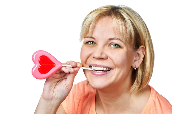 Glad tjej med hjärtformade lollipop — Stockfoto