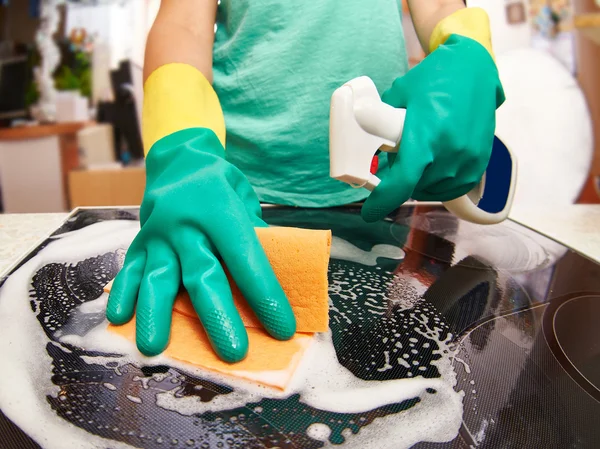 Femme cuisinière de nettoyage dans sa cuisine — Photo