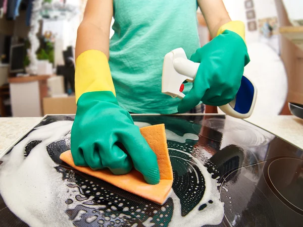 Estufa de limpieza mujer en cocina —  Fotos de Stock