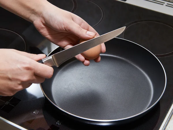 Woman preparing fried eggs — Stock Photo, Image