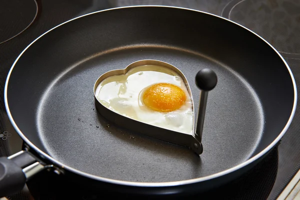 Προετοιμασία τηγανητά αυγά σε μορφή καρδιά — Φωτογραφία Αρχείου