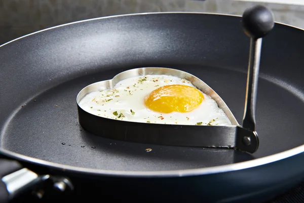 Подготовка яиц в форме сердца — стоковое фото
