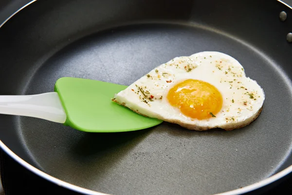 Fried eggs in heart form — Stock Photo, Image