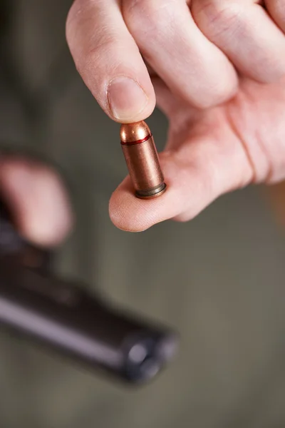 Cartouche pistolet dans le tireur à main — Photo