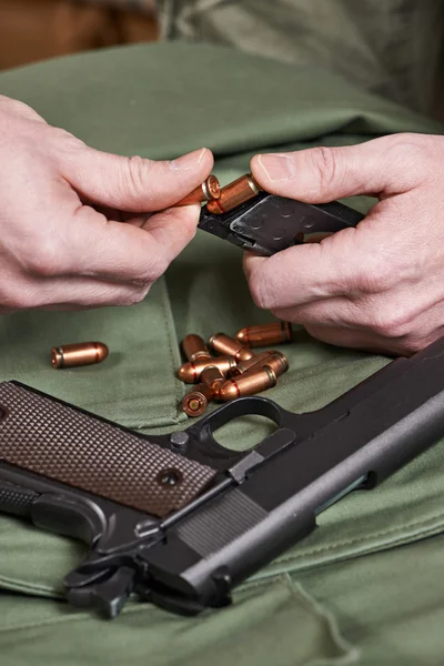 Soldier load ammo in clip Colt — Stock Photo, Image