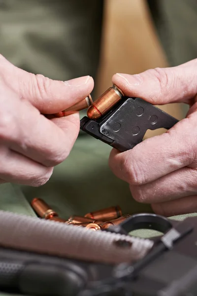 Soldier load ammo in clip Colt — Stock Photo, Image