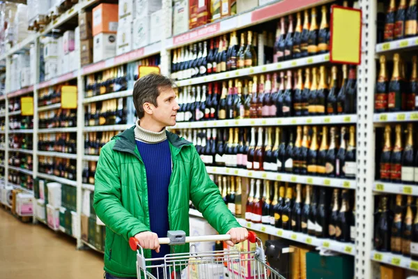 Uomo che sceglie il vino — Foto Stock