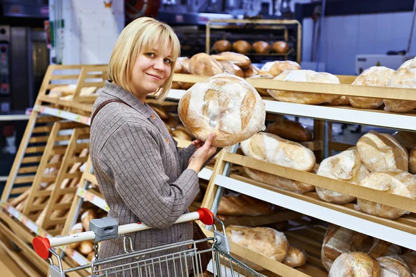 Νεαρή γυναίκα με ψωμί σε σούπερ μάρκετ — Φωτογραφία Αρχείου