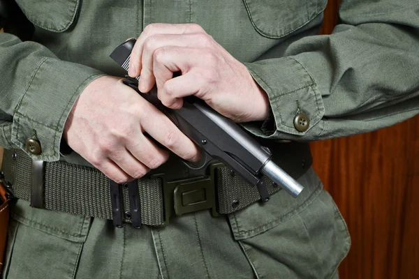 Soldat slutaren cocking pistol pistol — Stockfoto