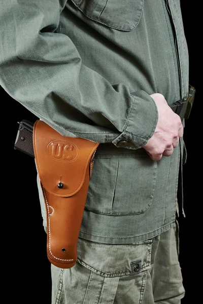 Soldat i uniform och på bälte holster med pistol — Stockfoto