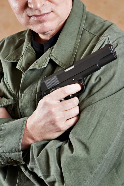 Soldat i uniform anläggning pistol — Stockfoto