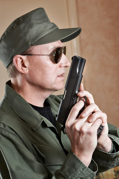 Oss Special Forces soldater i uniform och med pistol — Stockfoto